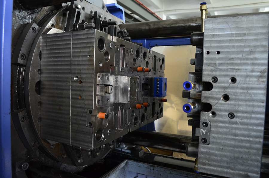 双色模具注塑.JPG